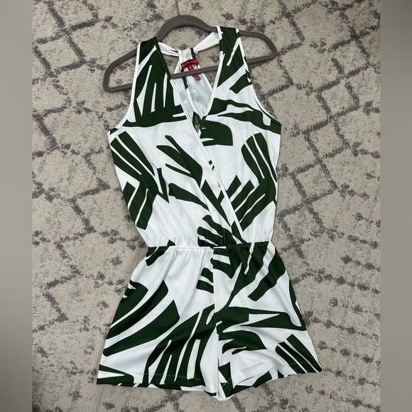 Saks Fifth Avenue Green and white floral romper women’s size medium NWOT - Picture 3 of 7